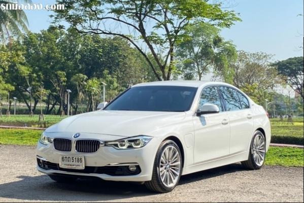 BMW SERIES 3 330E luxury AT ปี2016 สีขาว